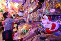 Pernak-pernik Natal dijual dengan harga bervariasi, tergantung bentuk dan ukuran.