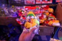 Selain pohon natal, boneka juga banyak diminati warga.