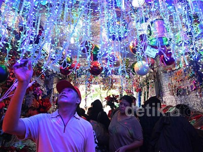 Pernak-pernik Natal Terus Diburu