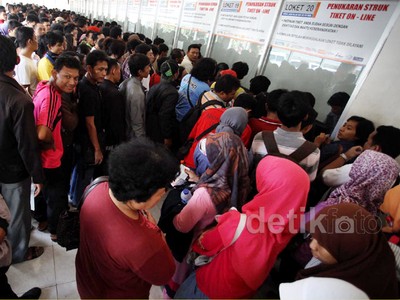 Jelang Natal, Calon Pemudik Serbu Tiket KA