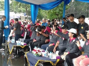 Di Tengah Hujan, Presiden dan Ibu Negara Gerak Jalan di Bundaran HI