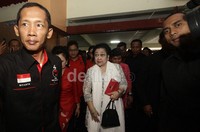 Megawati Soekarnoputri, menegaskan dengan berapi-api bahwa perempuan sanggup memimpin bangsa. Namun tidak sampai harus meninggalkan kodratnya sebagai ibu.
