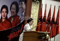 Menurut Megawati, perempuan juga punya kapasitas memimpin. Tak selayaknya kemampuan perempuan itu dihalang-halangi tradisi yang kontraproduktif.