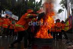 Warga Pekojan Berlatih Memadamkan Kebakaran