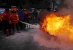 Warga Pekojan Berlatih Memadamkan Kebakaran