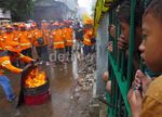 Warga Pekojan Berlatih Memadamkan Kebakaran