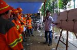 Warga Pekojan Berlatih Memadamkan Kebakaran