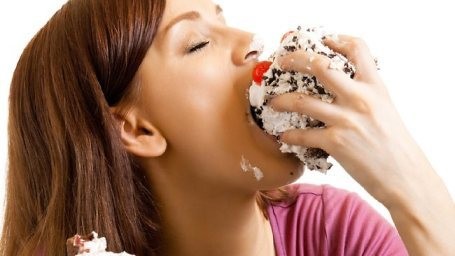 Makan Berlebihan Saat Pesta? Imbangi dengan Konsumsi Buah dan Rempah
