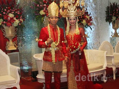Poppy Bunga Gelar Resepsi Pernikahan