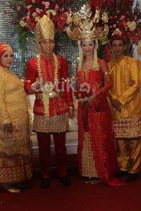 Poppy tampak cantik mengenakan kebaya khas adat Lampung, sementara Fattah tampak juga gagah. Gusmun/Detikhot