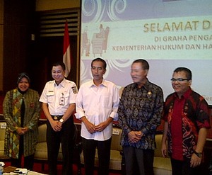Risma Beberkan Detailnya Anggaran Pemkot dari Staples Hingga Air Mineral