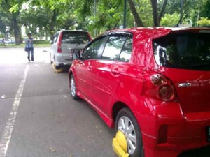 Parkir Liar di Dekat Monas, Mobil Pegawai Kemenhub Digembok Petugas
