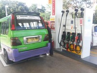 Pengemudi angkot ini mengisi tangki angkotnya dengan Shell Super. (Foto Ilham Ashariansyah).
