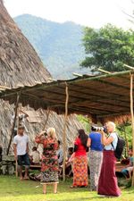 Cantiknya Bule Berkebaya di Wae Rebo