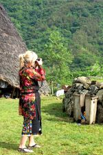 Cantiknya Bule Berkebaya di Wae Rebo