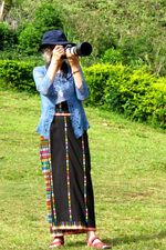 Cantiknya Bule Berkebaya di Wae Rebo