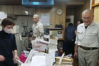 Hiroshi Ashi (kanan) adalah pemilik pabrik pisau terkenal ini. Dia sudah dua generasi membuat pisau. Usianya kini 68 tahun (Hany/detikTravel)