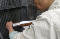 Besi bakal pisau itu lalu dibentuk, dipanaskan lagi dan didinginkan di dalam air atau minyak. Kemudian bakal pisau dihaluskan pakai gerinda (Hany/detikTravel)