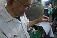 Hiroshi menunjukan pisau buatan dia tajamnya bukan main-main. Cress! Selembar kertas diiris dengan mudahnya. Dia juga memotong helai rambut kepalanya memakai pisau yang panjang itu (Hany/detikTravel)