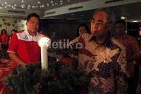 Politisi Senior PDIP Sabam Sirait menyalakan lilin didampingi Ketua Taruna Merah Putih DKI Jakarta Chales Honoris.