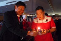 Ketua Taruna Merah Putih DKI Jakarta Chales Honoris menyalakan lilin.