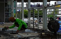 Sejumlah pekerja melakukan proses perluasan halte bus TransJakarta Juanda.
