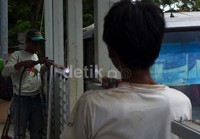 Direncanakan peluasan halte bus ini akan selesai sebelum malam pergantian tahun.