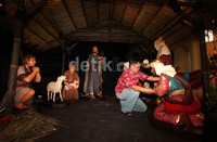 Para panitia menyiapkan replika tempat kelahiran Yesus.