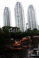Pengerukan Lumpur Waduk Setiabudi