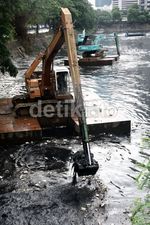 Pengerukan Lumpur Waduk Setiabudi