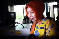 Alinda sudah tiba di KPK sejak pukul 09.45 WIB. Dia terlihat memakai jilbab kuning dan baju bercorak kuning. Lamhot Aritonang/detikFoto.