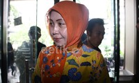 Untuk diketahui, Ratu Atut sudah ditetapkan sebagai tersangka pemberi suap pada Senin (16/12) pekan lalu. Atut kemudian ditahan usai menjalani pemeriksaan perdana sebagai tersangka di Rumah Tanahan Pondok Bambu, Jakarta Timur. Lamhot Aritonang/detikFoto.