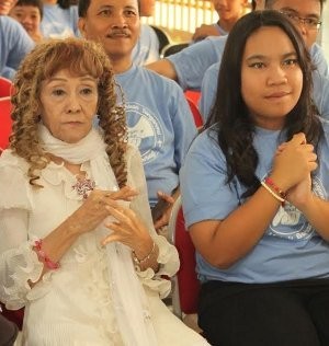Laila Sari Rayakan Hari Ibu di Panti Jompo