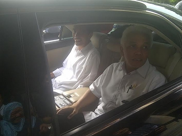 Berbaju Kembar, Jokowi dan Hatta Naik Mobil Bareng Lihat Bus TransJ Anyar