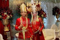 Aktris Poppy Bunga dan suaminya, Fattah menggelar resepsi pernikahan pada Sabtu (21/12/2013) malam di Hotel Sultan, Jakarta Pusat. (dok. detikHOT)