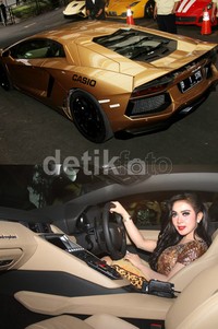 Saat hadir di acara pembukaan tempat karaoke miliknya, Syahrini datang mengendarai mobil Lamborghini emasnya yang membuat suasana menjadi heboh. (dok. detikHOT)