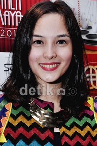 Lipstik merah mewarnai bibirnya. Noel/detikHOT.