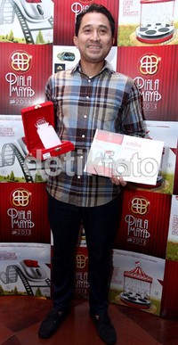 Lukman Sardi berpose bersama penghargaannya. Akew/detikHOT.