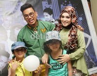 Uya Kuya beserta istri dan anaknya terlihat mengenakan busana dengan warna yang serasi. Gus Mun/detikHOT.