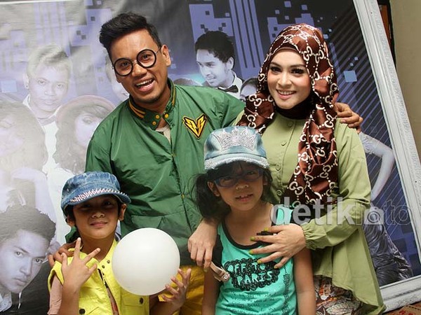 Kompaknya Keluarga Kecil Uya Kuya