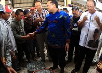 Salah satu peserta konvensi capres Partai Demokrat tampak berdialog dengan nelayan. (dok. DPD)