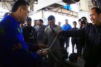 Irman tampak memegang sebuah gurita. (dok. DPD)