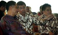 Ketua Umum PBSI Gita Wirjawan (kiri) berbincang dengan Ketua YOI Rudy Hartono (kanan).