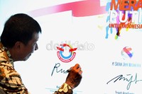 Ketua YOI Rudy Hartono melakukan penandatanganan.
