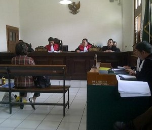 Kakak Sisca Yofie Menangis Saat Tunjukkan Kelom Kesayangan Adiknya