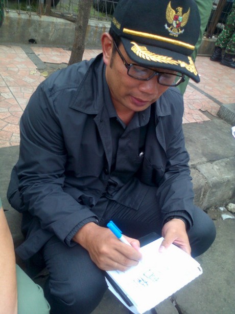 Bak Jadi Arsitek Lagi, Ridwan Kamil Coret-coret di Sela Pemindahan PKL