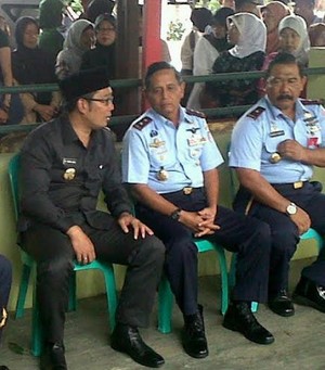 Wali Kota Bandung dan Gubernur AAU Melayat Andik di Rumah Duka
