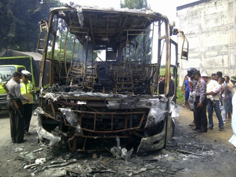 Bus Terbakar Setelah Tabrak Motor, 1 Orang Tewas