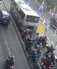 Mau Tahu yang Disebut Pasukan Ular Kobra atau Laron di Busway? Ini Wujudnya