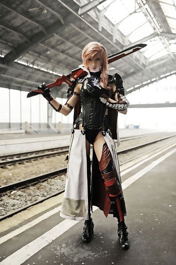     Cosplayer yang satu ini memang benar-benar all-out dalam membangun karyanya. Meniru salah satu karakter dalam game Final Fantasy XIII: Lightning Returns, cosplayer dengan sebutan Neko-tin ini seakan mampu membawa penggila cosplay ke atmosfer game Final Fantasy. (kredit foto: kotaku)
